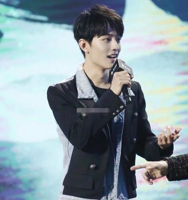 1 / 6 183cm肖战撞衫180cm何洛洛,两个时尚美少年同款西服拼接夹克,一