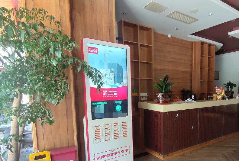 在人流量密集的商业活动区域内,速绿充电所投放的广告机借助49寸led屏