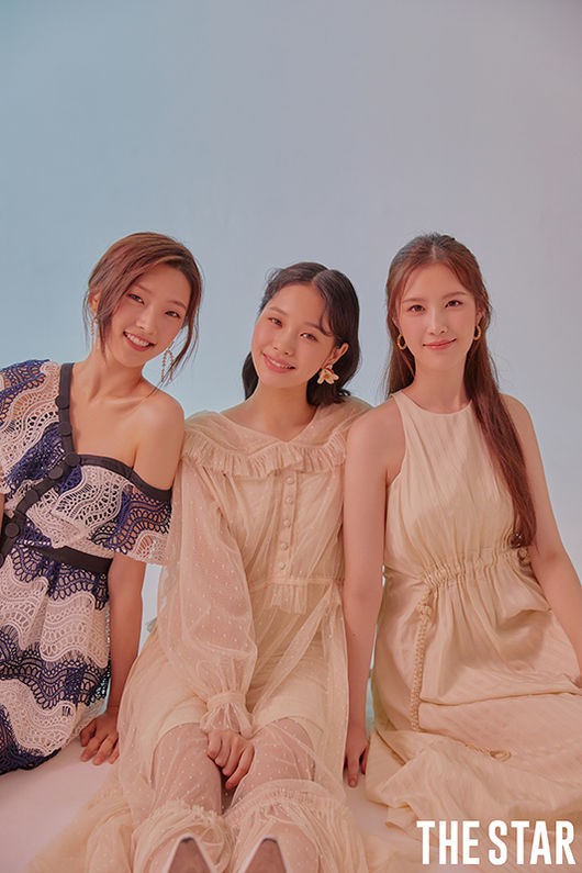 正文           韩国女团weeekly近日受邀为某