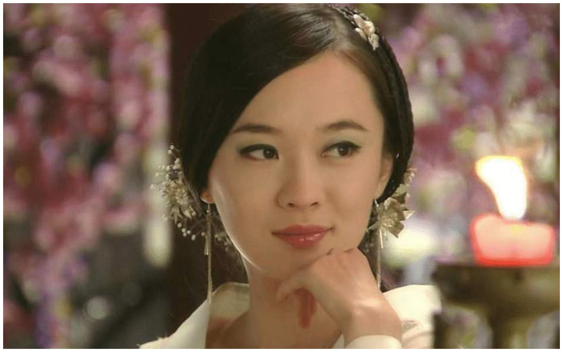 40岁霍思燕再现幸福肥,穿"水滴裙"被挤得没缝隙,杜江好僵硬