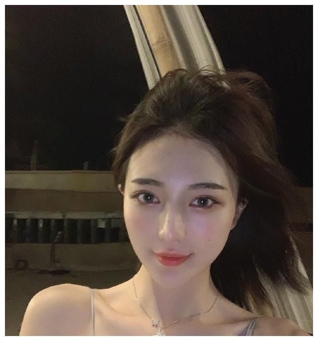 那么就一起来掰开"女网红项思醒"的瓜,一起看看瓜瓤的颜色.