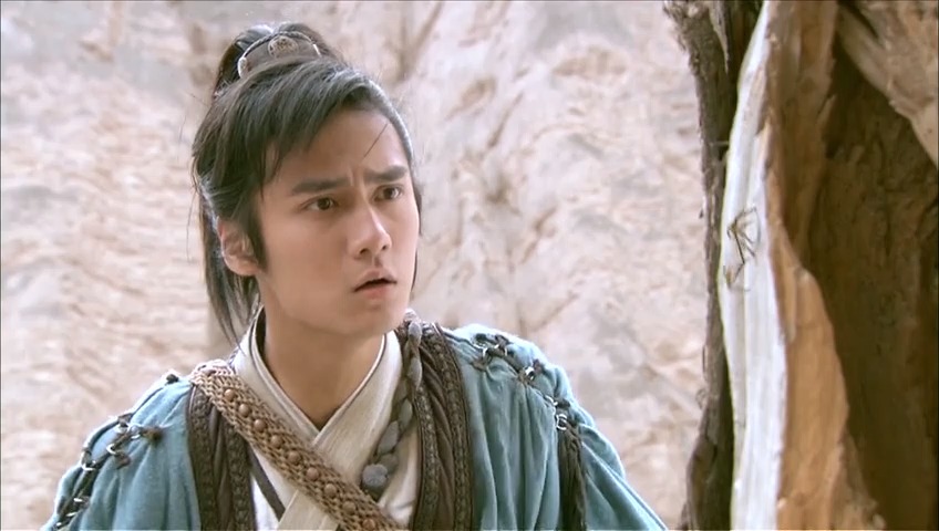 轩辕剑:陈靖仇拿剑砍树,谁知出来一堆蛊虫,还好十五找到入口