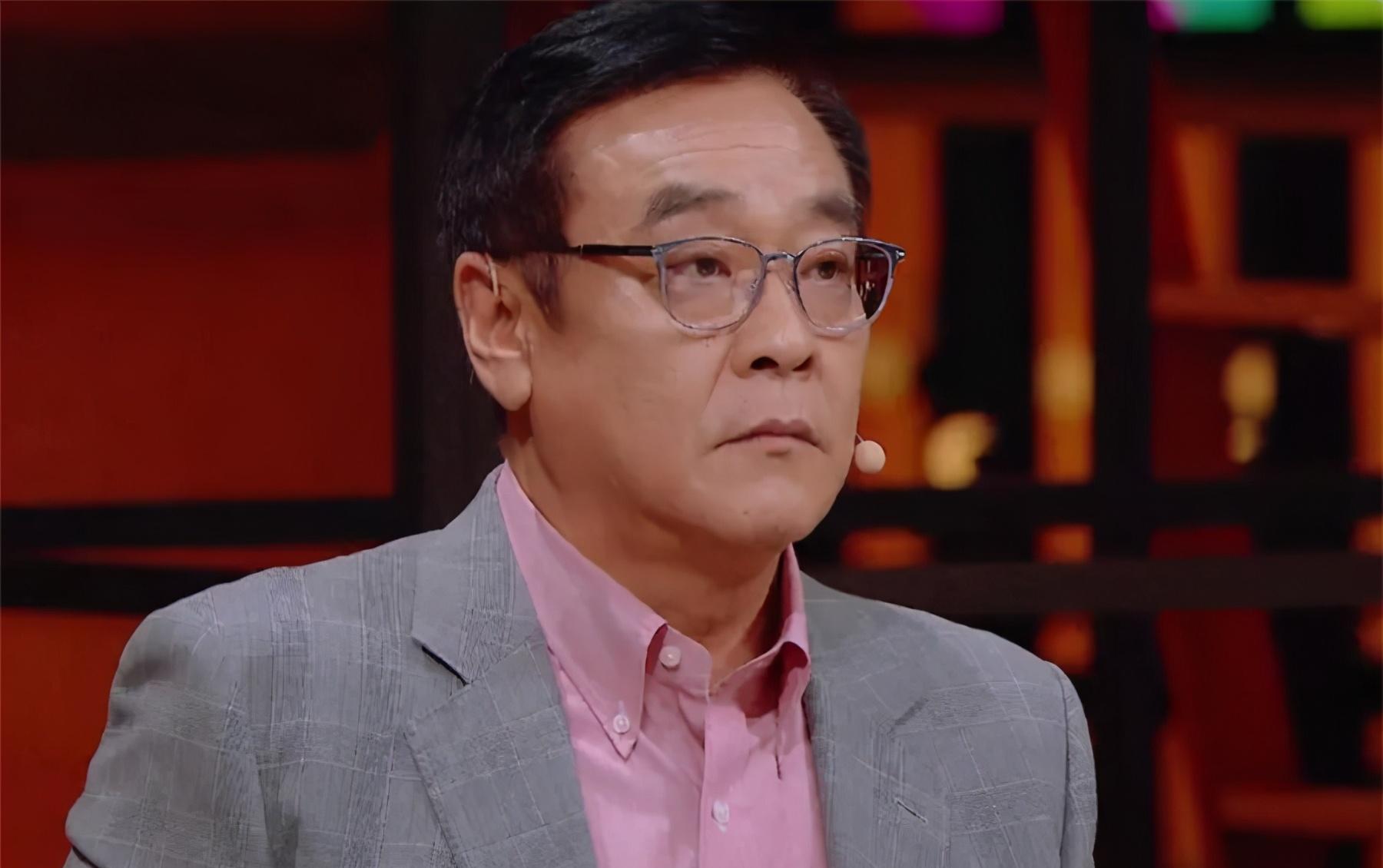 就是评委之一的尔冬升导演,作为香港知名的导演,指导了不少优质的作品