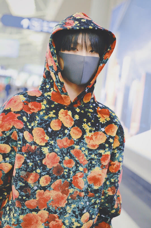 即便是花哨的衣服也是能够hold住的,看这模样的周震南是不是很帅气呢?