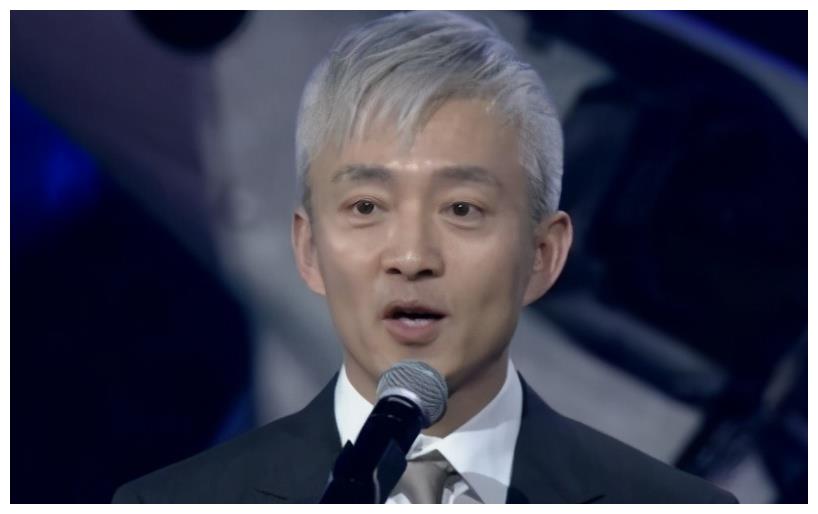 51岁亚宁近照曝光曾被称最帅主持今头发花白皱纹如沟