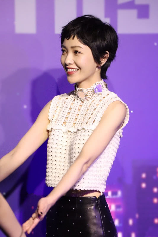 郭采洁美了穿高领露脐上衣搭黑色皮裙瘦的女生就该这么穿