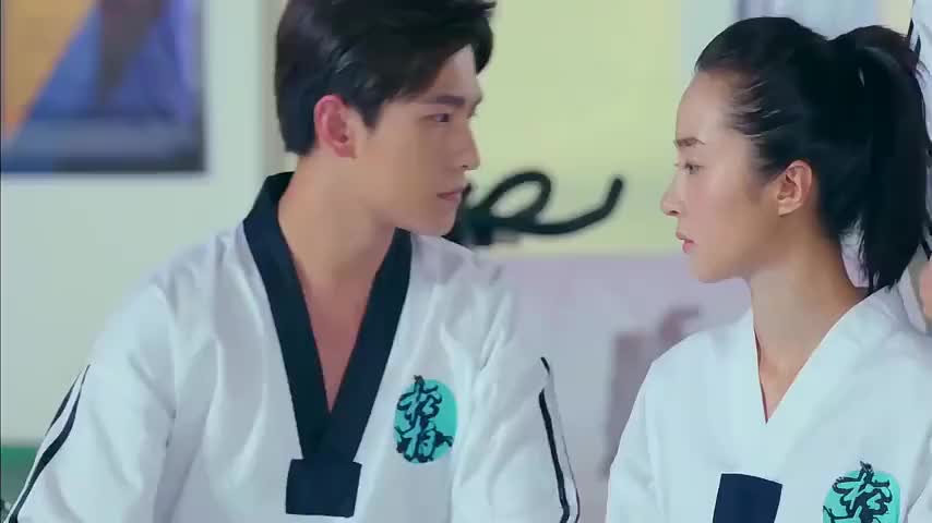 旋风少女:方婷宜看不起百草,谁知百草一招三连踢,她彻底懵了