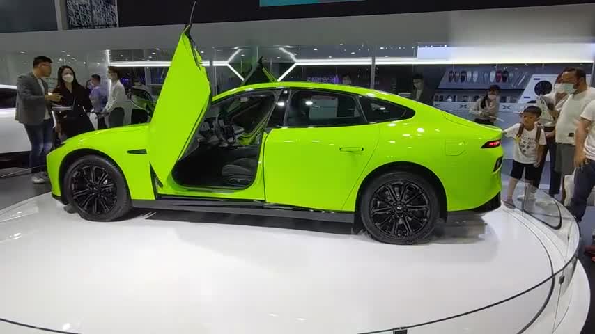 荧光绿动感十足小鹏p7鸥翼门亮相广州车展