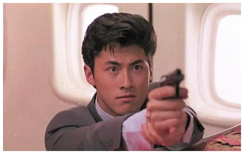 55岁王敏德近照变化大,头发花白老态明显,花300万当飞行员__财经头条