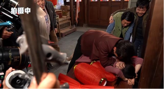 赵丽颖新戏上演低俗婚闹,妹妹衣服被撕坏,男演员绅士细节引夸赞休闲区蓝鸢梦想 - Www.slyday.coM 赵丽颖新戏上演低俗婚闹,妹妹衣服被撕坏,男演员绅士细节引夸赞休闲区蓝鸢梦想 - Www.slyday.coM