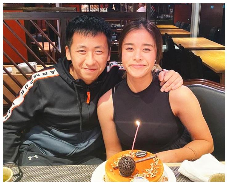 洗米华儿子为运动员女友庆生,女方已融入男友家,嫁豪门指日可待