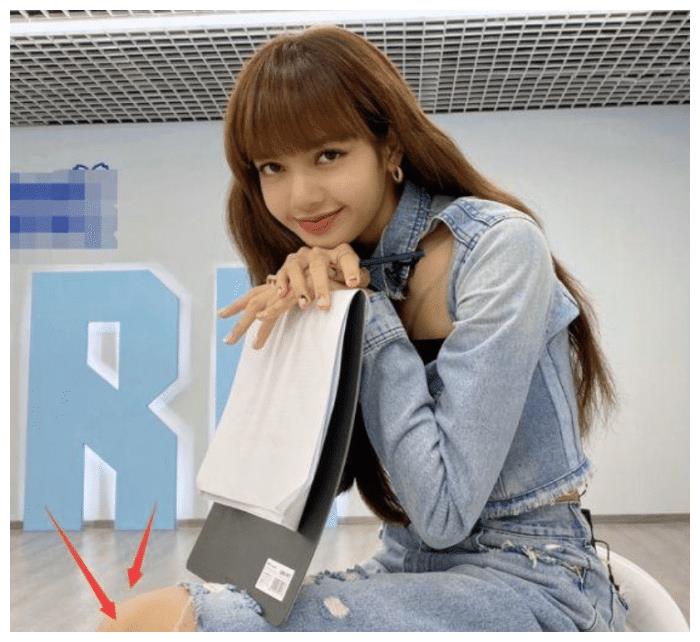 Lisa也喜欢上“破洞风格”！衣服剪到只剩领口，裤子更加夸张__财经头条