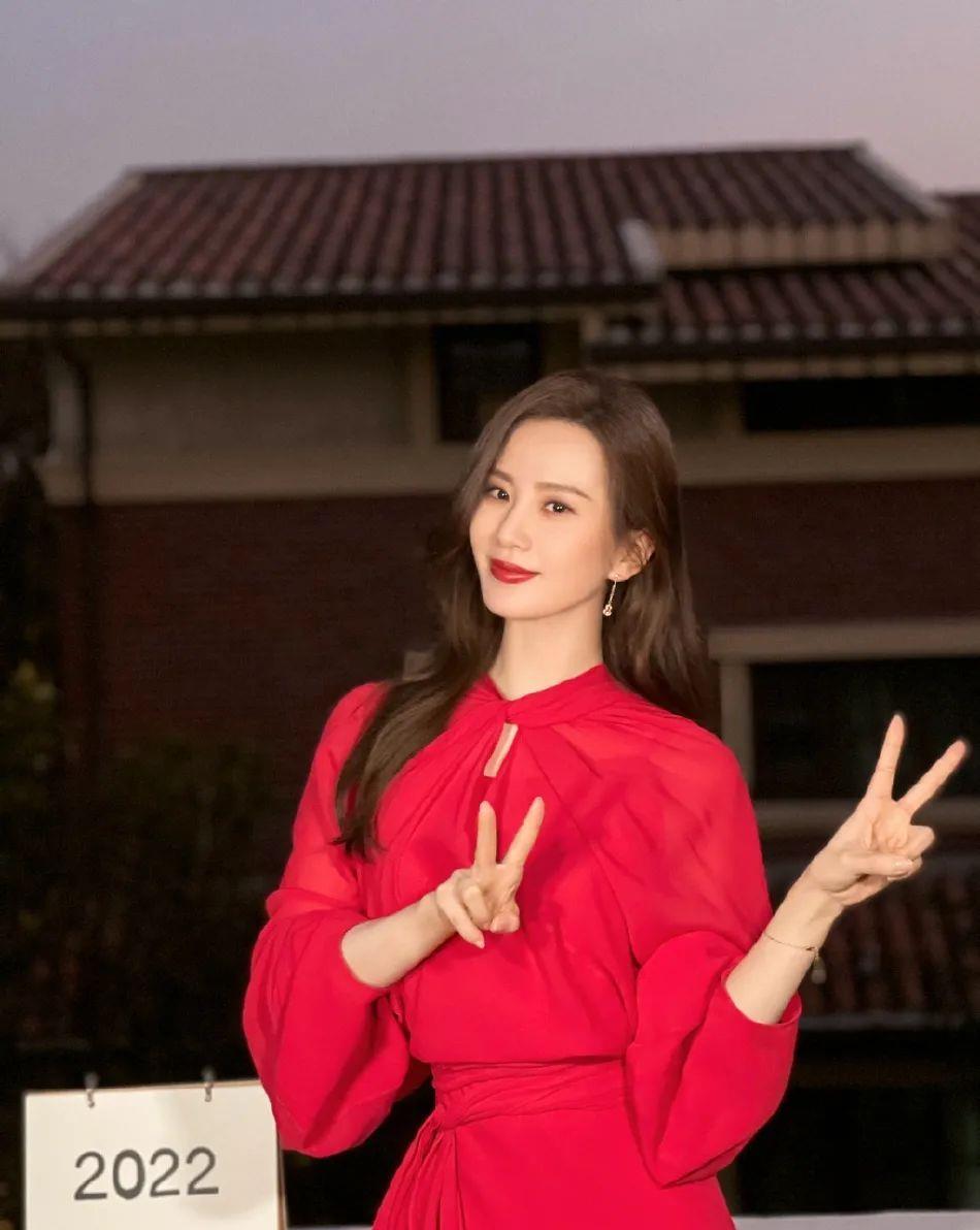 刘诗诗穿红裙元旦美图出炉雪肤玉貌太俏丽迷人