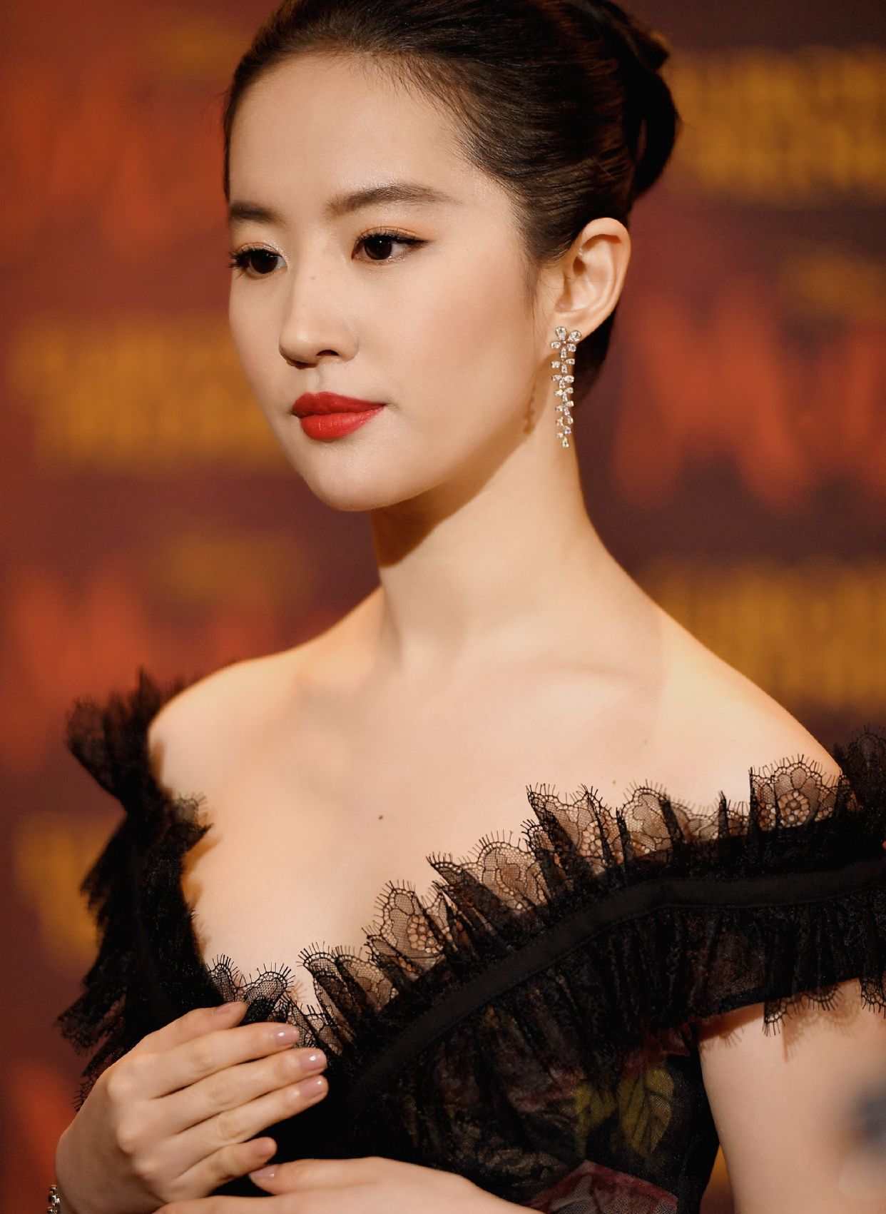 《花木兰》将延期上映,女神刘亦菲伦敦首秀红唇木兰公主光彩照人