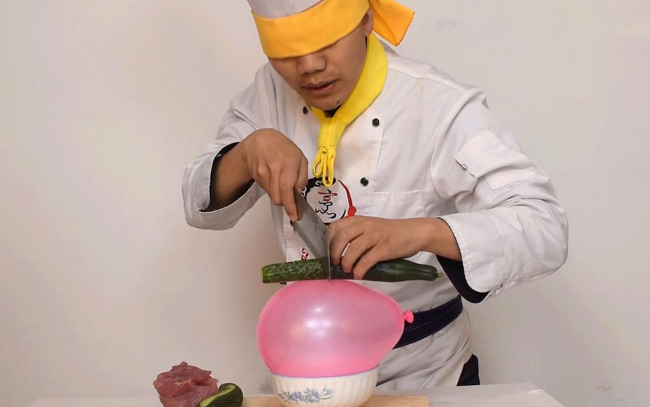 米其林女厨师炫耀刀工,面包切成88片,中国拉面师傅拿