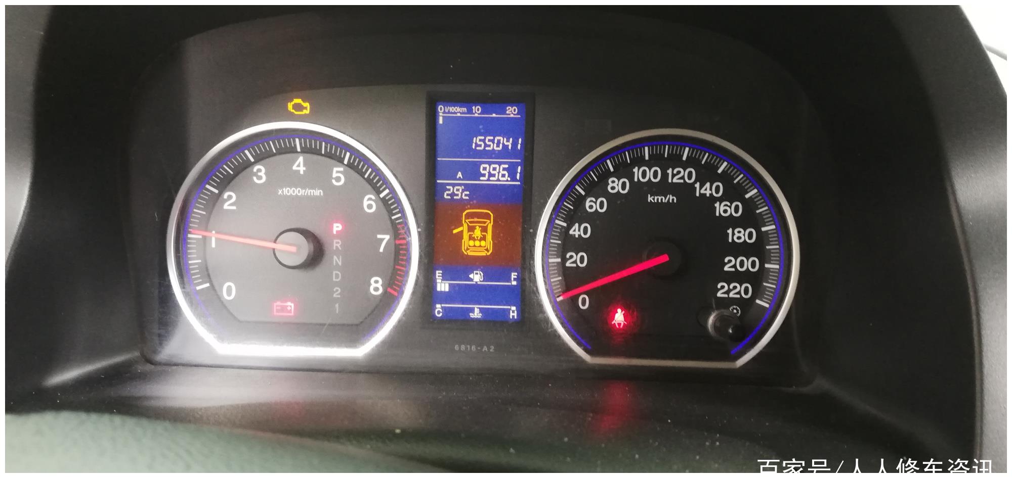 行车途中仪表盘突然亮起红色电瓶指示灯,应该咋办还能继续行驶吗