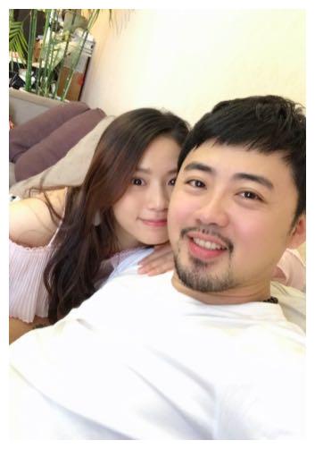 女人节超女黄英晒孕期记录40周照片感叹伟大一对儿女很可爱