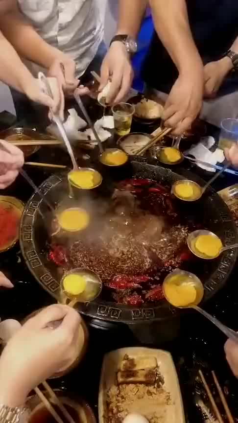 吃火锅也能玩出新花样,一群人围着煮鸡蛋,真热闹!_手机新浪网