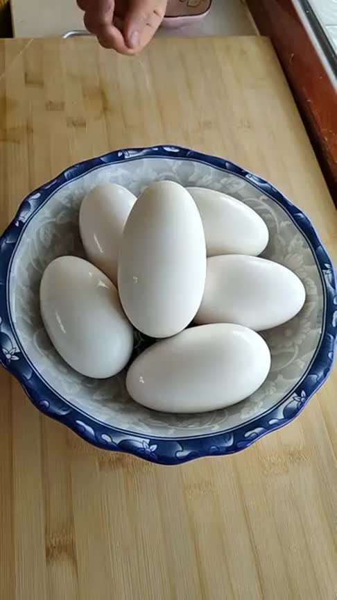 第一次见到煮熟的鹅蛋当看到剥开的那一刻羡慕了