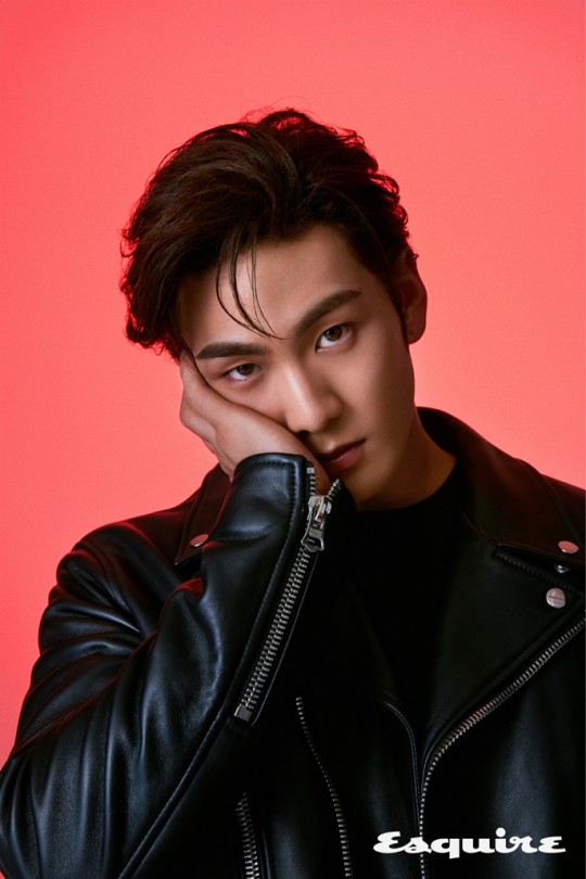 nuest成员姜东昊写真 真空穿西装线条好