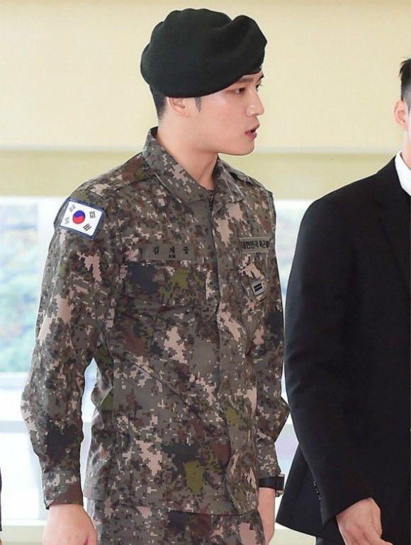 韩国欧巴金在中的军装照真的太帅了,气质立马就不一样了!