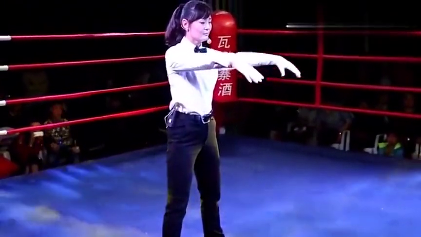 武林风女裁判现场打了套拳,还敢吗