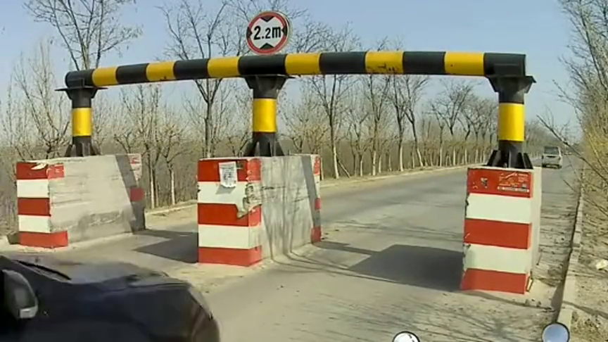 五菱宏光到哪都没丢过脸,过限宽路障都不带减速的,长脸!