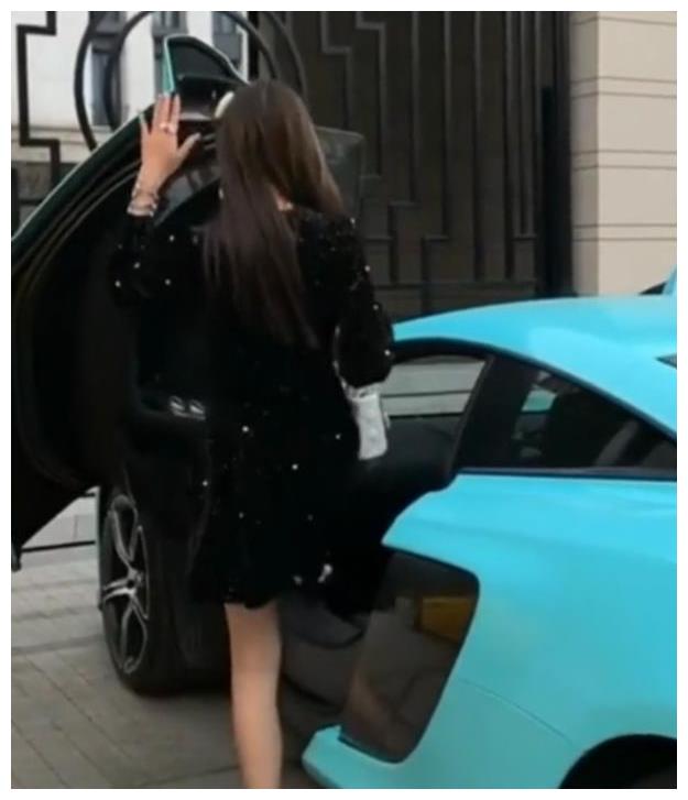 偶遇蒂芙尼蓝迈凯伦，女车主比车养眼，据说是某神秘浙商的千金