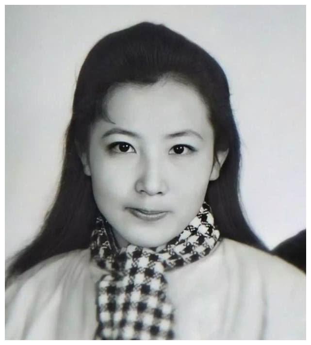从公布的照片来看,该女子称得上是艳若桃李,楚楚动人.