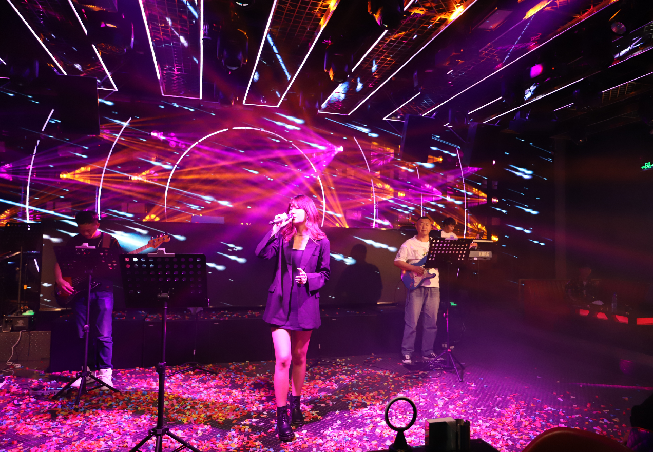 酒吧嗨歌曲排行榜_宁德又添新地标!沉浸式live现场+花式斗酒....让你嗨到凌晨!