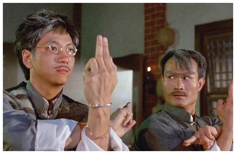 68岁四目道长陈友近况皮肤松弛显老为拍段子头顶痰盂出镜