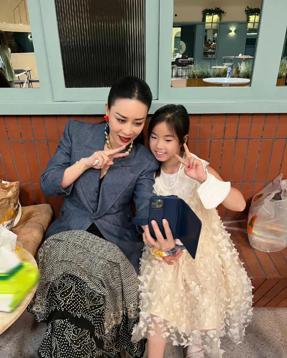 黄奕带女儿成功追星与那英比剪刀手坐在郭采洁腿上显腼腆