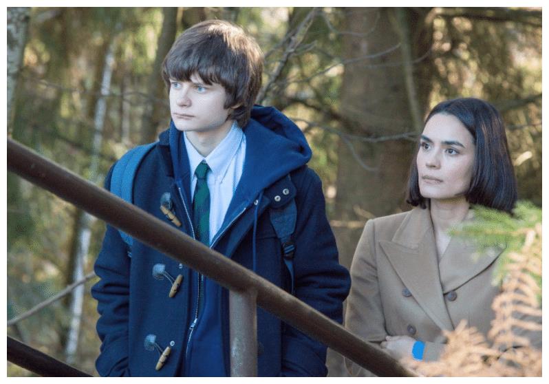 《黑松镇 第一季》:充满谜团的小镇,笼罩着一层黑色迷雾__财经头条