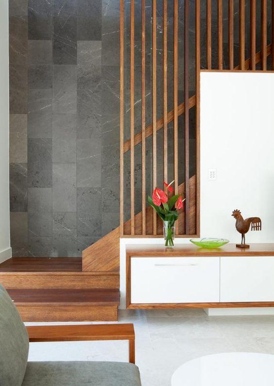 实例5:电视墙刚好就在楼梯下,木栅栏做成的即是扶手,也是一个电视墙的