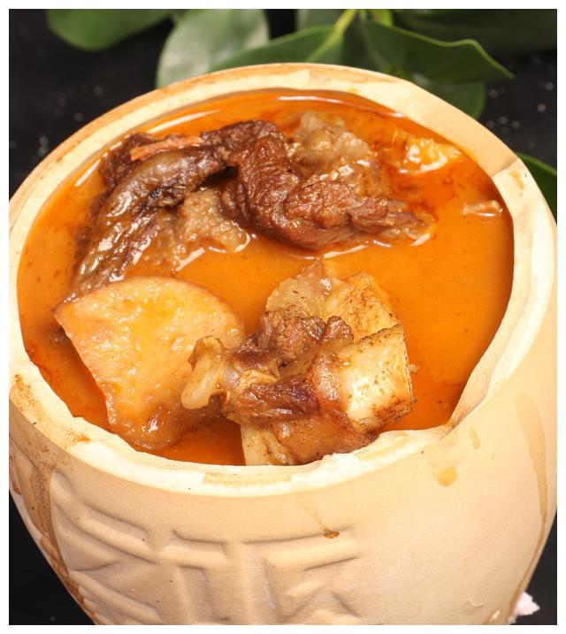 瓦罐牛腩软烂香浓,汁水充盈,关键是加这3种酱料炖制