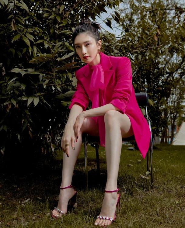 江疏影的腿真是好看脚踩透明高跟鞋这大长腿让多少女生羡慕