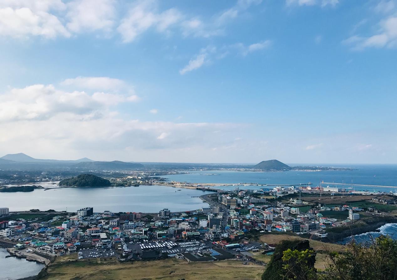 济州岛旅行,必到城山日出峰,最佳日出景点,眺望自然鬼斧神工!__财经头条