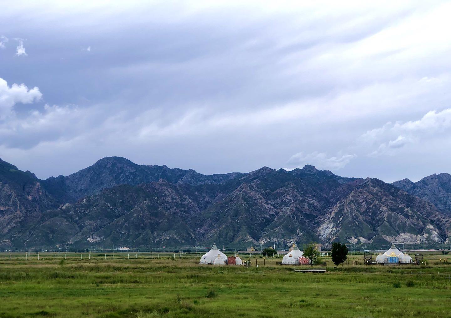 有的说敕勒川在内蒙古阴山地区,包括呼和浩特大黑河流域和包头昆都伦