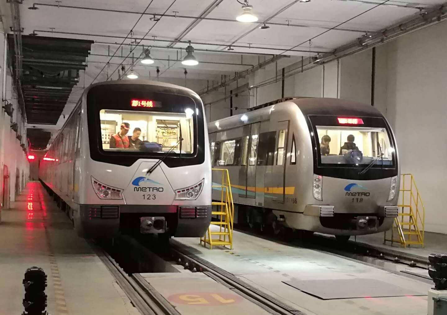 成都修建一条呈东北—西南走向地铁线,采用6节编组a型列车