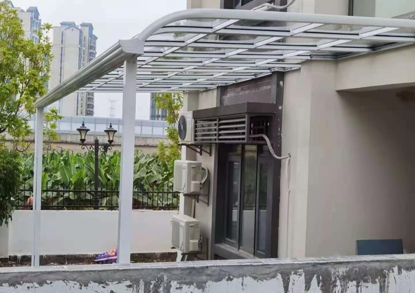 终于明白了,原来是铝合金小方管搭建的透明塑料板做的雨棚,这当然不能