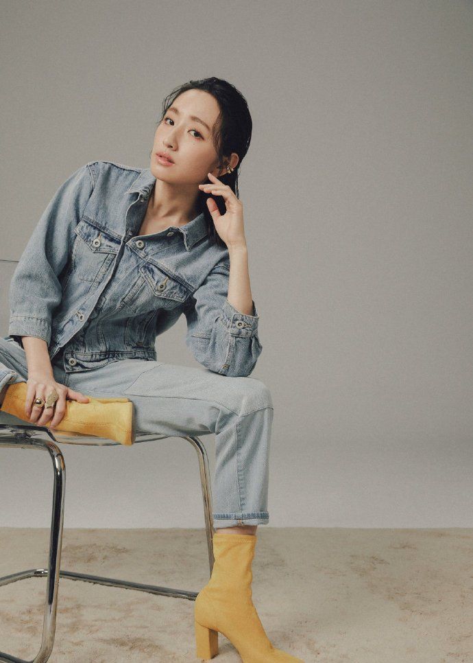 《想见你》大火后,柯佳嬿内地首封,简洁的画风呈现出独特的气质