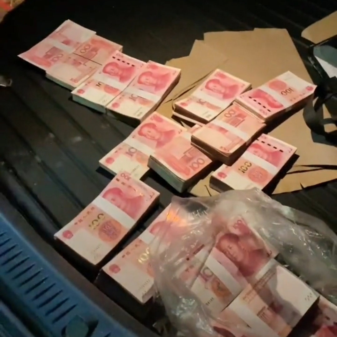 陈亚男妈妈开车到大衣哥家,打开豪车后备箱,一沓沓的现金铺在那里,她