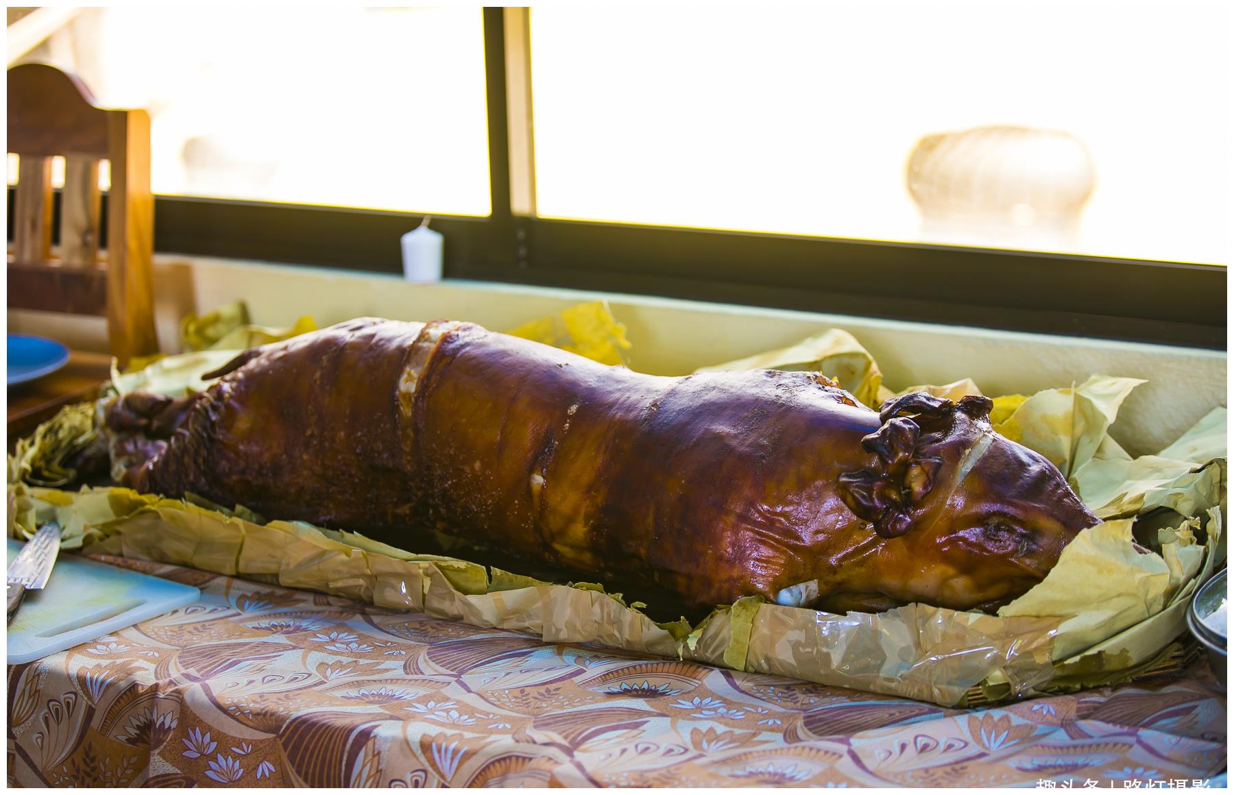 在菲律宾吃烤乳猪,看着有点"恐怖",吃着很香,你敢尝试吗?