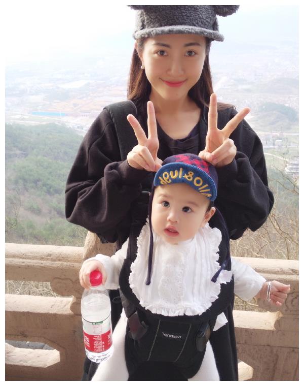 修允菲小时候已经够可爱了?看到包可艾小时候,才知道啥叫洋娃娃