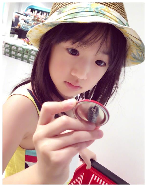 有种基因叫吴尊女儿,本以为会一直可爱下去,近照撞脸混血女星!