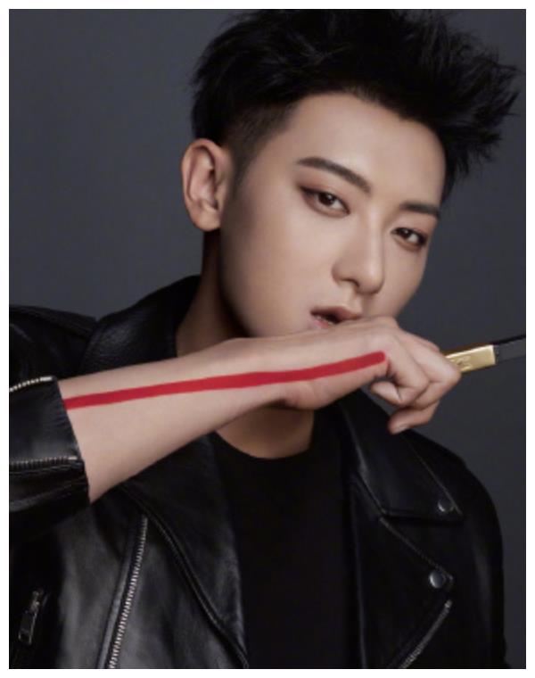 黄子韬只适合非主流造型求你看看他黑发照瞬间成为长腿男神