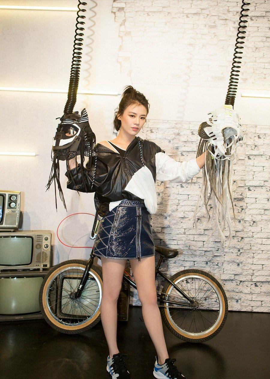 马思纯钟楚曦同框上杂志风衣针织衫抹胸连体裤造型感太震撼