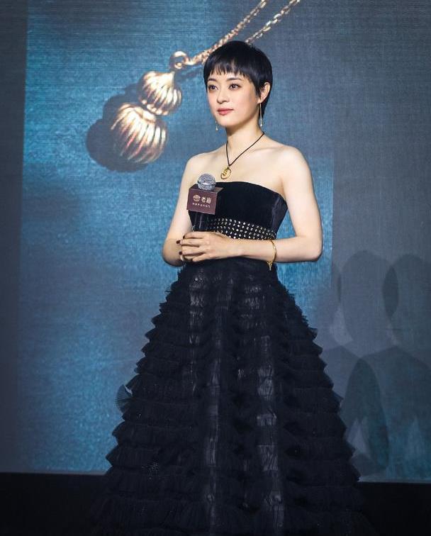 孙俪优雅亮相飞天奖红毯黑色丝绒长裙尽显复古温婉气质真好