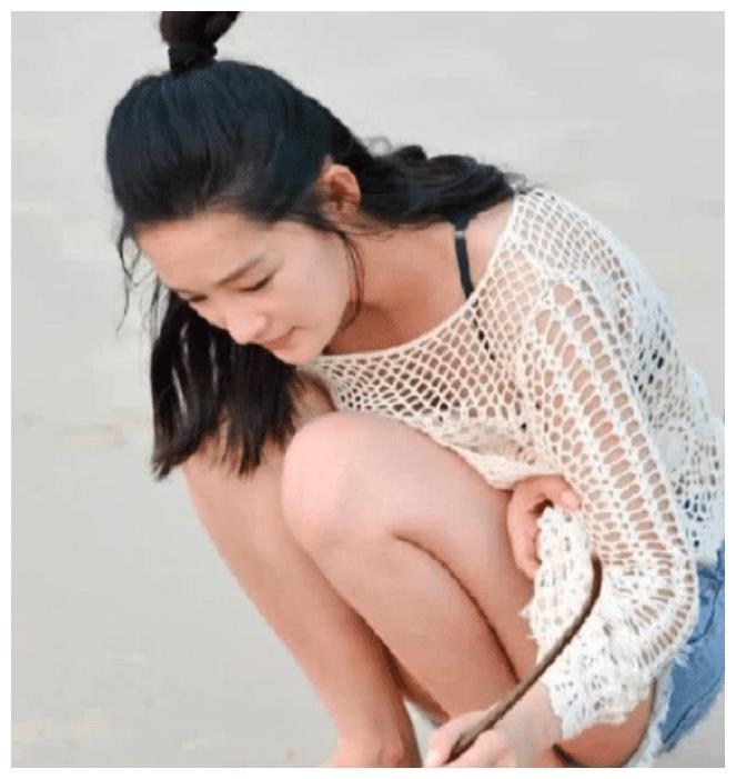 李沁忘记自己穿短裤,半蹲沙滩上不小心走光,还好节目组眼疾手快