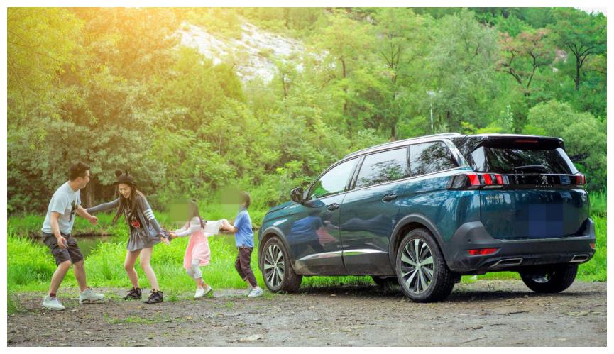 熊孩子脚踩地铁座椅,手吊杆上“荡秋千”,家长一旁扶着:别摔了休闲区蓝鸢梦想 - Www.slyday.coM 熊孩子脚踩地铁座椅,手吊杆上“荡秋千”,家长一旁扶着:别摔了休闲区蓝鸢梦想 - Www.slyday.coM